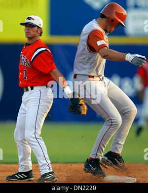 Apr 18, 2006 ; San Antonio, TX, USA ; joueur de l'UTSA J.R. Voyles (1) essaie d'attraper le Texas' Chance Wheeless de derrière à Nelson Wolff Stadium. Crédit obligatoire : Photo par Bahram Mark Sobhani/San Antonio Express-News/ZUMA Press. (©) Copyright 2006 par San Antonio Express-News Banque D'Images