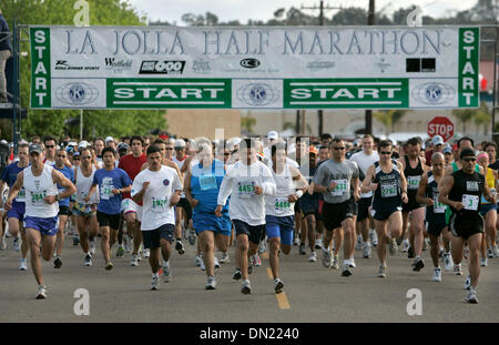 Apr 23, 2006 ; Del Mar, CA, USA ; la première d'environ 5 000 coureurs dans le 25e anniversaire de l'exécution de la Jolla Demi-marathon quelques instants après que la course a commencé dans le stationnement au Del Mar Fairgrounds et finis à La Jolla Cove. Crédit obligatoire : Photo par Howard Lipin/SDU-T/ZUMA Press. (©) Copyright 2006 by SDU-T Banque D'Images