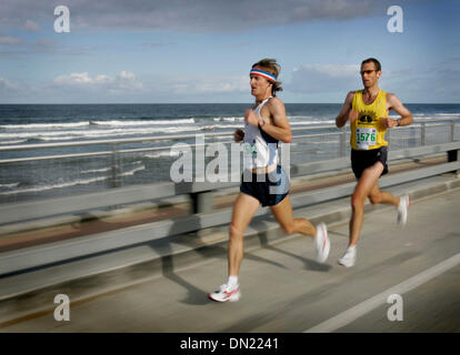 Apr 23, 2006 ; Del Mar, CA, USA ; DAVID KLOZ, gauche, d'Oceanside conduit BRIAN CULLEY, droite, de San Diego alors qu'ils se déplacent le long du parcours de la course lors de la 25e anniversaire de l'exécution de la Jolla Demi-marathon. KLOZ a augmenté son avance sur Culley, terminant à la première place avec un temps de 1:12:36. CULLEY a terminé à la deuxième place avec un temps de 1:13:18. Crédit obligatoire : Photo par Howard Li Banque D'Images