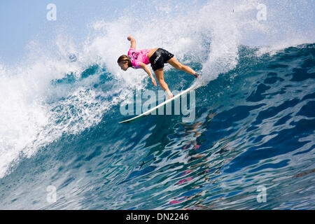 Apr 24, 2006 ; Tavarua, Cloudbreak, Fidji, Îles Fidji ; Hawaiian ROCHELLE Ballard est battu par deux séries de concours à l'avance de trois rondes du Roxy Pro à Cloudbreak, Fidji à l'epic 4-6 ft vagues aujourd'hui. Ballard, réputée pour sa circonscription et dans la capacité du fourreau, grande vagues creuses, n'était pas synchronisé dans le rond, perdant à Samantha Cornish (Aus) et Heather Clark (RSA). Le dimi Banque D'Images