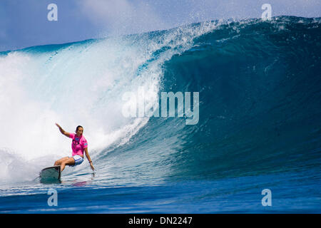 Apr 24, 2006 ; Tavarua, Cloudbreak, Fidji, Îles Fidji ; six fois champion du monde ASP Layne Beachley (Manly, NSW, Australie) propulsé à la victoire dans la première ronde du Roxy Pro en long et 4 à 6 pieds de vagues à Cloudbreak à Fidji aujourd'hui. Beachley avancé à tour trois coups Silvana Lima (BRZ) et Jacqueline Silva (BRZ). Beachley fera face à la recrue Jessi Miley-Dyer au cours du cycle 3. Le Roxy Pro présenté par Samsun Banque D'Images