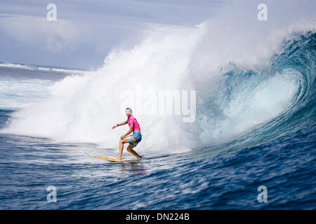 Apr 24, 2006 ; Tavarua, Cloudbreak, Fidji, LES ÎLES FIDJI, l'Australian Melanie Redman-Carr (Resende, Australie occidentale) a augmenté pour les quarts de finale et a gardé sa Roxy Pro titre espère encore en vie aujourd'hui lorsqu'elle a gravé son autorité sur les vagues à Cloudbreak sur l'île de Tavarua à Fidji. Redman-Carr, qui a remporté l'épreuve en 2002, a remporté une victoire convaincante dans le rond quand elle a battu d'autres Austr Banque D'Images