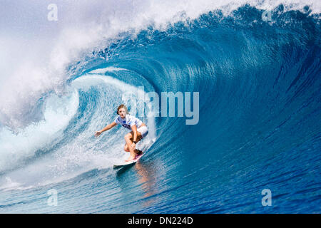 Apr 24, 2006 ; Tavarua, Cloudbreak, Fidji, Îles Fidji ; Rebecca Woods (Copacabana, Central Coast, Australie) s'est classé deuxième dans sa chaleur ronde du Roxy Pro en long et 4 à 6 pieds de vagues à Cloudbreak à Fidji aujourd'hui. Woods avancés pour trois rondes où elle fera face à Hawaiian Megan Abubo plus tard aujourd'hui. Le Roxy Pro présenté par Samsung est le deuxième événement de l'édition 2006 du Championnat du Monde ASP FEMMES T Banque D'Images