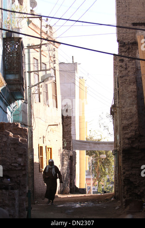L'homme d'Egypte Esna (homme marchant dans la matinée @ Esna ,Assouan - Egypte. Banque D'Images