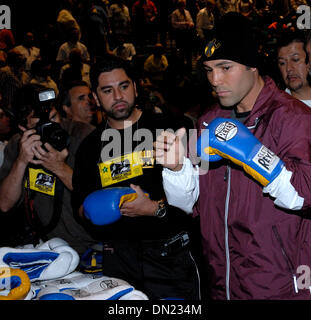 05 mai 2006, à Las Vegas, NV, USA ; 8 fois champion du monde, OSCAR DE LA HOYA sélectionne ses gants pour son défi de gagner la ceinture WBC Super super-légers de Ricardo Mayorga le 6 mai au MGM Grand Garden Arena. Crédit obligatoire : Photo par Rob DeLorenzo/ZUMA Press. (©) Copyright 2006 par Rob DeLorenzo Banque D'Images