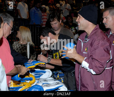 05 mai 2006, à Las Vegas, NV, USA ; 8 fois champion du monde, OSCAR DE LA HOYA sélectionne ses gants pour son défi de gagner la ceinture WBC Super super-légers de Ricardo Mayorga le 6 mai au MGM Grand Garden Arena. Crédit obligatoire : Photo par Rob DeLorenzo/ZUMA Press. (©) Copyright 2006 par Rob DeLorenzo Banque D'Images