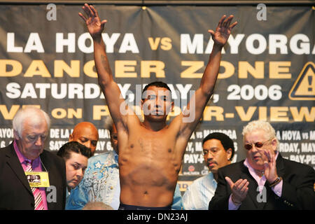 05 mai 2006, à Las Vegas, NV, USA ; RICARDO MAYORGA pèse à 153,5 livres pour son super super-légers WBC le 6 mai contre la défense Titre challenger et 8 fois champion du monde, Oscar De La Hoya au MGM Grand Garden Arena. Crédit obligatoire : Photo par Rob DeLorenzo/ZUMA Press. (©) Copyright 2006 par Rob DeLorenzo Banque D'Images