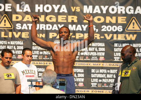 05 mai 2006, à Las Vegas, NV, USA ; KASSIM OUMA pèse dans son combat pour le 6 mai au MGM Grand Garden Arena. Crédit obligatoire : Photo par Rob DeLorenzo/ZUMA Press. (©) Copyright 2006 par Rob DeLorenzo Banque D'Images