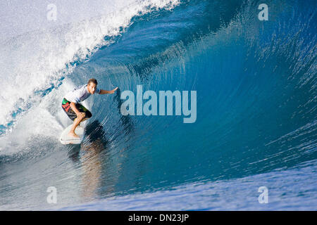 Le 09 mai 2006 ; Teahupoo, TAHITI ; TRAVIS LOGIE (Durban, Afrique du Sud) (photo) a remporté sa première ronde chaleur du Billabong Pro Tahiti en contradiction 3-6ft (1-2 mètres) en mer surf à Teahupoo aujourd'hui. Logie a marqué le plus grand métro de la chaleur pour battre Mikael Picon (France) et Phillip MacDonald (Aus) et l'avance de trois rondes. Le Billabong Pro est la troisième étape de l'ASP favorise l'MenÕ Banque D'Images