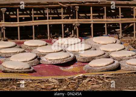 La cuisson du pain dans le soleil ( Soleil ) pain Haute Egypte - Relever la pâte dans le soleil . Banque D'Images