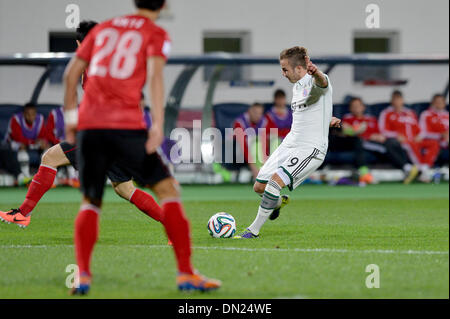 Agadir, Maroc. 25Th Dec 2013. Mario Goetze du Bayern Munich marque le 0-3 pendant la Coupe du Monde de Football Club de football match de demi-finale entre Guangzhou Evergrande FC Bayern Munich et à la Coupe du Monde des Clubs de la FIFA à Agadir, Maroc, 17 décembre 2013. Photo : David Ebener/dpa/Alamy Live News Banque D'Images