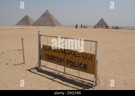 Pyramides de Gizeh avec signe de la police du tourisme Banque D'Images