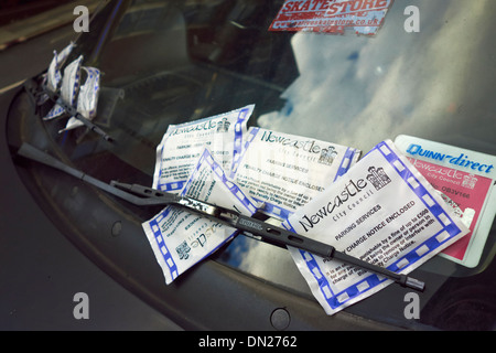 Voiture abandonnée avec beaucoup de billets sur son pare-brise. Banque D'Images