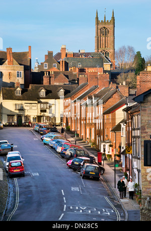 Ludlow, Shropshire, au Royaume-Uni. Voir plus bas de Broad Street et St Laurence's Church Banque D'Images