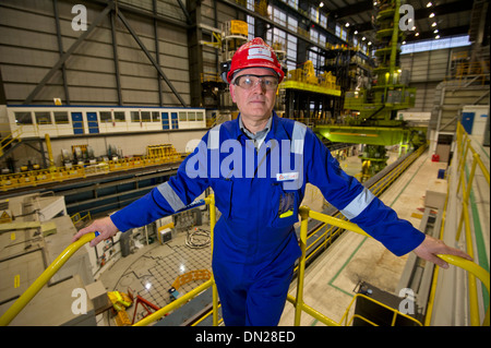 Nucléaire hinkley point b power station avec Mike Harrison (directeur de la station b station) en salopette bleue et Nigel cann (directeur de la construction d'hinkley c Banque D'Images