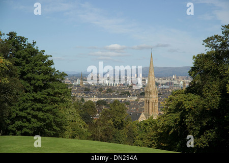 Vue depuis quaen's park glasgow south side à hamois collines avec des tours d'église Banque D'Images