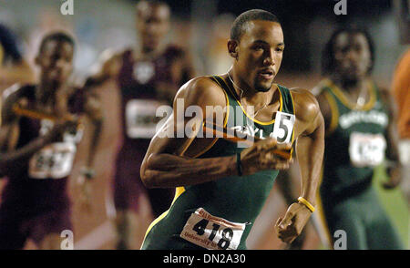 27 mai, 2006 ; Austin, TX, USA ; Quentin Iglehart-Summers têtes hors d'ancrer la Baylor gagner dans le 1600 mètres realy samedi dans le championnat NCAA midwest de piste à Austin. Crédit obligatoire : Photo de Tom Reel/San Antonio Express-News/ZUMA Press. (©) Copyright 2006 par San Antonio Express-News Banque D'Images