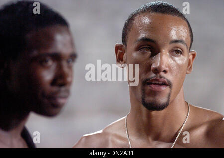 27 mai, 2006 ; Austin, TX, USA ; première année Iglehart-Summers Baylor Quentin accepte les félicitations de l'ancrage d'autres coureurs après 1600 mètres relais à Baylor une victoire au championnat NCAA Midwest à Austin. Crédit obligatoire : Photo de Tom Reel/San Antonio Express-News/ZUMA Press. (©) Copyright 2006 par San Antonio Express-News Banque D'Images