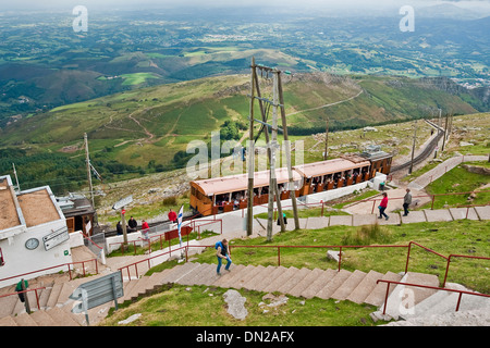 Vue depuis le sommet de la montagne de La Rhune au pays Basque, à la frontière entre la France et l'Espagne Banque D'Images