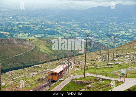 Vue depuis le sommet de la montagne de La Rhune au pays Basque, à la frontière entre la France et l'Espagne Banque D'Images