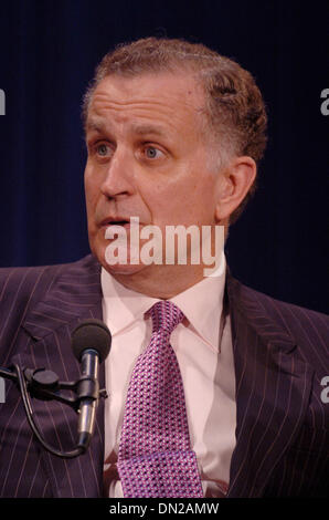 31 mai 2006, Manhattan, NY, USA ; commissaire de la Ligue Nationale de Football Paul Tagliabue lors de la 92nd Street Y à Manhattan, New York. Crédit obligatoire : Photo par Bryan Smith/ZUMA Press. (©) Copyright 2006 par Bryan Smith Banque D'Images