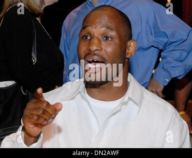 Jun 08, 2006 ; Atlantic City, NJ, USA ; Boxer BERNARD HOPKINS lors de la dernière conférence de presse pour le Bernard Hopkins contre Antonio Tarver bout pour la lumière Heavyweight Championship qui se tiendra à l'hôtel Borgata à Atlantic City, New Jersey. Hopkins tente de faire l'histoire de la boxe en devançant deux classes de poids pour lutter contre la lumière comme un poids lourd. Crédit obligatoire : Photo par Rob DeLorenzo Banque D'Images