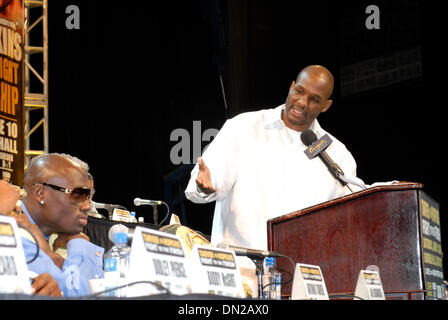 Jun 08, 2006 ; Atlantic City, NJ, USA ; Boxer BERNARD HOPKINS lors de la dernière conférence de presse pour le Bernard Hopkins contre Antonio Tarver bout pour la lumière Heavyweight Championship qui se tiendra à l'hôtel Borgata à Atlantic City, New Jersey. Hopkins tente de faire l'histoire de la boxe en devançant deux classes de poids pour lutter contre la lumière comme un poids lourd. Crédit obligatoire : Photo par Rob DeLorenzo Banque D'Images