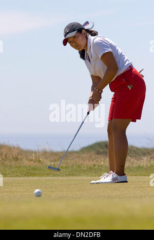 29 juil., 2006 ; Bandon, OU, USA ; membre de l'équipe américaine JENNY SUH, de Fairfax, VA, putts sur le green 6ème lors du premier tour de la Curtis Cup Match au cours des Dunes du Pacifique à Bandon Dunes Golf Resort de Bandon, Oregon. Crédit obligatoire : Photo de Richard Clement/ZUMA Press. (©) Copyright 2006 by Richard Clement Banque D'Images