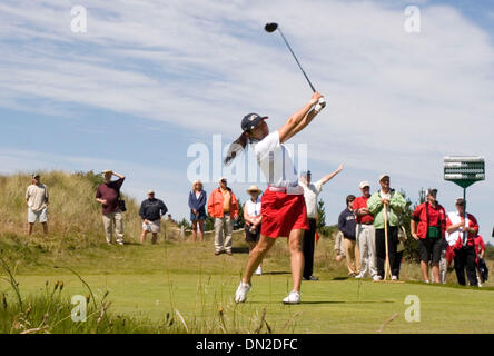 29 juil., 2006 ; Bandon, OU, USA ; membre de l'équipe américaine JENNIE LEE, d'Henderson, NV, hits à partir de la 7ème tee pendant le premier tour de la Curtis Cup Match au cours des Dunes du Pacifique à Bandon Dunes Golf Resort de Bandon, Oregon. Crédit obligatoire : Photo de Richard Clement/ZUMA Press. (©) Copyright 2006 by Richard Clement Banque D'Images