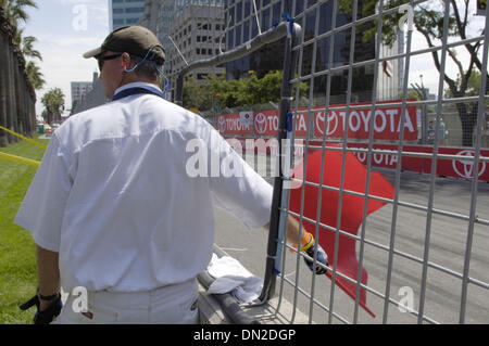 Juil 30, 2006 ; San Jose, CA, USA ; Le drapeau rouge est abandonnée au cours de la 2006 San Jose Grand Prix des voitures sur un champ 2.3km, 7-tour street circuit. Crédit obligatoire : Photo par Jérôme Brunet/ZUMA Press. (©) Copyright 2006 by Jerome Brunet Banque D'Images