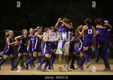 Aug 02, 2006 ; San Antonio, TX, USA ; l'Elgin All-Stars célébrer après avoir battu la McAllister Park la Petite Ligue All-Stars 7-1 mercredi. Crédit obligatoire : Photo par Jerry Lara/San Antonio Express-News/ZUMA Press. (©) Copyright 2006 par San Antonio Express-News Banque D'Images