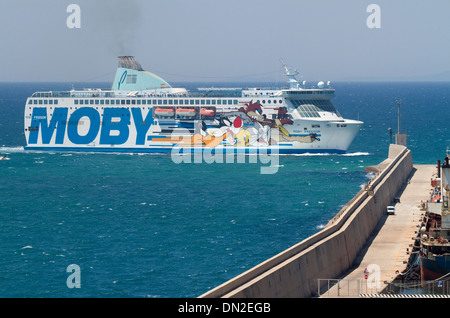 La ligne de ferry MOby Moby Freedom arrive à Civitavecchia. Banque D'Images
