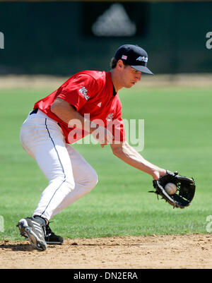 Aug 09, 2006 ; San Diego, CA, USA ; NICK NOONAN, (# 20 - SS), l'âge de 17 ans de Francis Parker High School à San Diego, CA, pratiques pendant les entraînements à mercredi pour l'école secondaire Aflac All-American Baseball Classic qui aura lieu le samedi 12 août 2006. Crédit obligatoire : Photo par Nadia Borowski Scott/SDU-T/ZUMA Press. (©) Copyright 2006 by SDU-T Banque D'Images