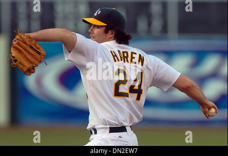 Aug 11, 2006 ; Oakland, CA, USA ; Oakland Athletics pitcher Dan Haren,# 24 emplacements, contre les Tampa Bay Devil Ray's dans la 1ère manche de leur jeu le Vendredi, Août 11, 2006 chez McAfee Coliseum à Oakland, Californie crédit obligatoire : Photo par Jose Carlos Fajardo/Contra Costa Times/ZUMA Press. (©) Copyright 2006 par Contra Costa Times Banque D'Images