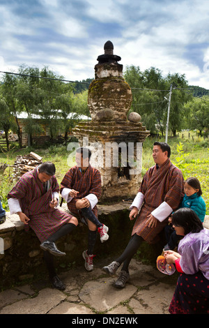 Bhoutan Bumthang, Thangbi Mani Lhakang monastère, des hommes à Gho encens par sat Banque D'Images