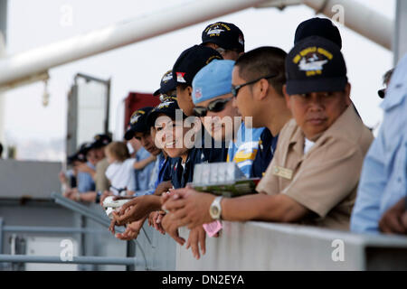 Aug 11, 2006 ; Coronado, CA, USA ; les membres de l'US Navy et leurs familles attendent l'arrivée de l'équipe de football de chargeurs l'USS Ronald Reagan. Le San Diego Chargers pratiqué sur le pont de l'USS Ronald Reagan (CVN 76), avant de déjeuner avec l'équipage Vendredi après-midi. Crédit obligatoire : Photo par Nadia Borowski Scott/SDU-T/ZUMA Press. (©) Copyright 2006 by SDU-T Banque D'Images