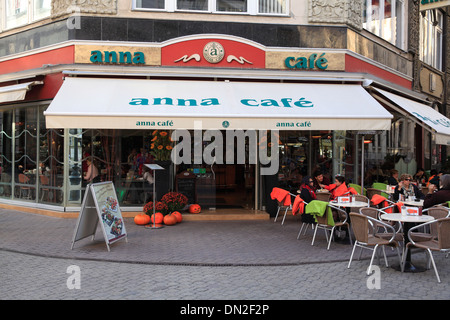 Anna Cafe sur Vaci utca, la principale rue commerçante piétonne de Budapest, Hongrie Banque D'Images