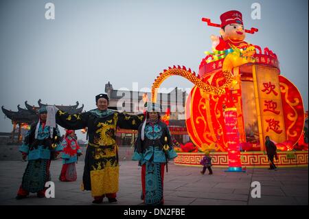 Hefei, Chine, Anhui Province. Dec 18, 2013. Effectuer une lampe au cours acteurs festival à Hefei, capitale de la province de l'Anhui en Chine orientale, le 18 décembre 2013. Crédit : Du Yu/Xinhua/Alamy Live News Banque D'Images