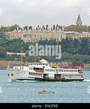 Traversée en ferry de l'Européen à la rive asiatique dans la Corne d'or, Istanbul,Turquie, avec le palais de Topkapi dans le backgrou Banque D'Images