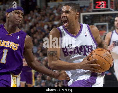 Jan 19, 2006 ; Los Angeles, CA, USA ; Sacramento King Jason Hart durs autour de Los Angeles Laker SMUSH PARKER Dans la première moitié Jeudi, 19 janvier 2005 à l'Arco arena. Les rois ont remporté en prolongation 118-109. Crédit obligatoire : Photo par Carl Costas/Sacramento Bee/ZUMA Press. (©) Copyright 2006 par Carl Costas/Sacramento Bee Banque D'Images