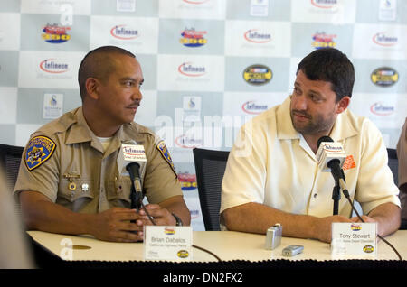 Jun 21, 2006 ; Sonoma, CA, USA ; champion de la coupe Nextel de NASCAR Tony Stewart et California Highway Patrol Officer BRIAN DABALOS, un ancien pilote de course lui-même, compte-rendu après le duo en spectacle de la vitesse afin de promouvoir l'épreuve de ce week-end et le CHP's message de la sécurité routière Le mercredi 21 juin 2006 à Infineon à Sonoma. Crédit obligatoire : Photo par Carl Costas/Sacramento Bee/Z Banque D'Images