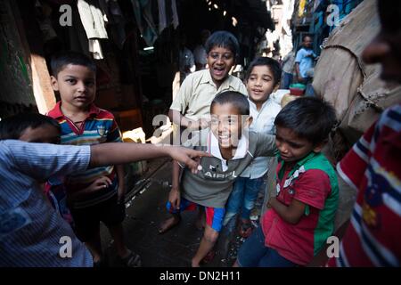 Mumbai, Inde. Dec 18, 2013. Les enfants jouent dans une ruelle dans le bidonville de Mumbai, Inde, 18 décembre 2013. De l'autre côté de l'Inde centre économique et financier, Mumbai, il se trouve un des plus grands bidonvilles du pays. Les résidents vivent dans des salles encombrées, minable, et le craps sont vus partout. Mais la vie à Mumbai, la bidonville n'est pas tout au sujet de la pauvreté et de pessimisme, certaines personnes ont commencé à ouvrir des magasins, d'envoyer leurs enfants à l'école et de faire des affaires. Banque D'Images