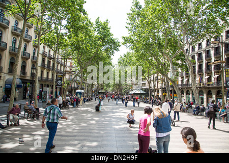 Les touristes sur La Rambla au printemps Banque D'Images