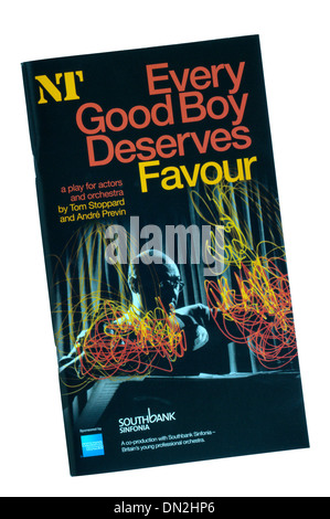 Programme pour la production de 2009 tout bon garçon mérite la faveur par Tom Stoppard et André Previn à l'Olivier Theatre. Banque D'Images