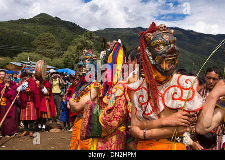 Bhoutan Bumthang, Thangbi Mani Lhakang Tsechu festival, danseurs masqués en costume Banque D'Images