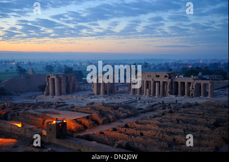 Vue aérienne de Ramesseum (temple funéraire de Ramsès II) à partir de l'ascension en montgolfière au cours de rive ouest de Louxor, Égypte Banque D'Images