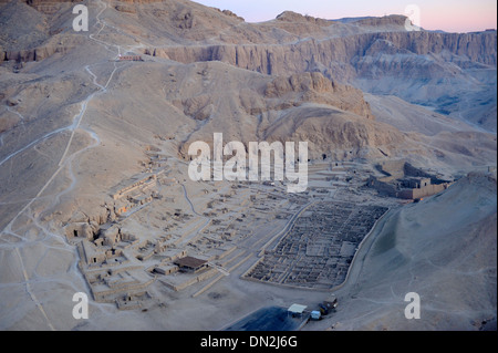 Vue aérienne de Deir el-Médineh (Vallée des travailleurs) de l'ascension en montgolfière au cours de rive ouest de Louxor, Égypte Banque D'Images