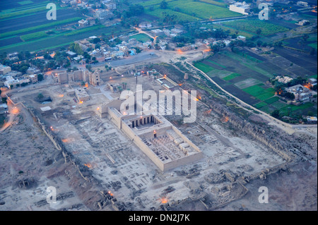 Vue aérienne de Médinet Habou (temple funéraire de Ramsès III) de l'ascension en montgolfière au cours de rive ouest de Louxor, Égypte Banque D'Images