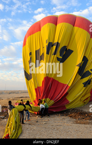 Dégonflant hot air balloon après l'atterrissage - rive ouest de Louxor, Égypte Banque D'Images