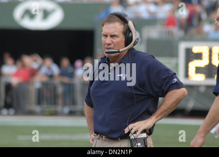 Sep 17, 2006 ; New York, NY, USA ; NFL football : L'ENTRAÎNEUR-CHEF BILL BELICHICK au NY Jets contre les New England Patriots au stade géant à New York. Patriots a gagné le match 24-17 . Crédit obligatoire : Photo par Jeffrey Geller/ZUMA Press. (©) Copyright 2006 by Jeffrey Geller Banque D'Images